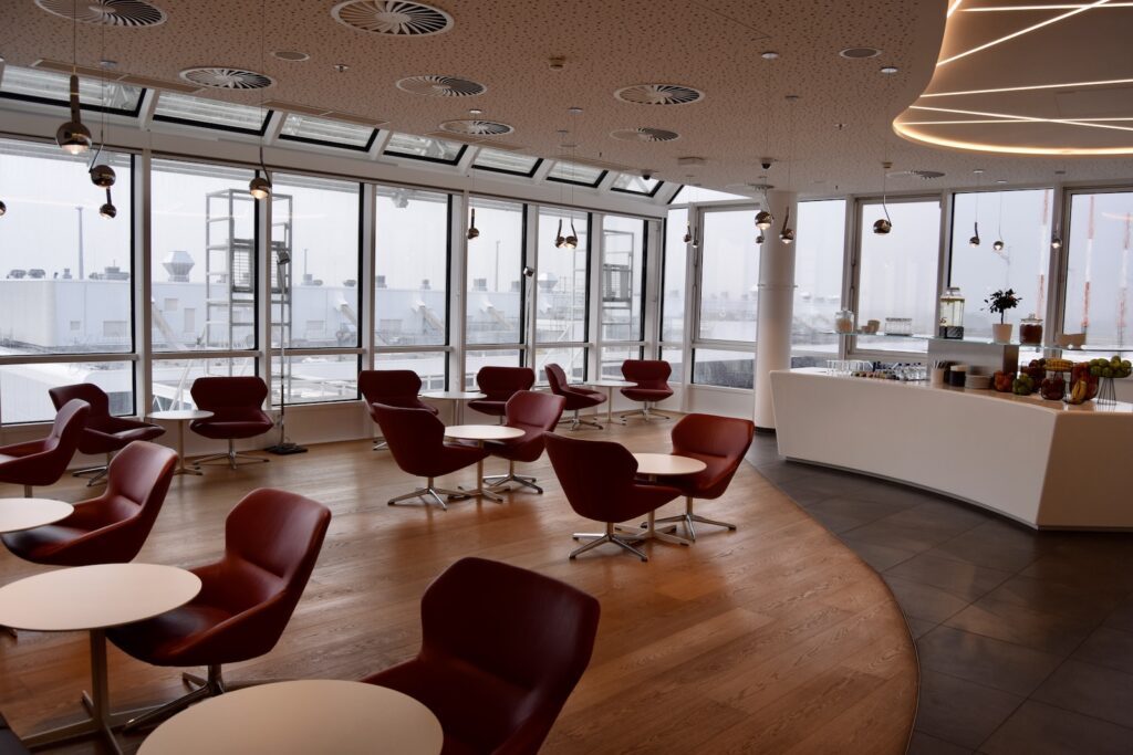 Im Haus, Mobiliar, Boden, Inneneinrichtung, Decke, Wand, Kaffeetisch, Armlehne, Halle, Vase, Empfangshalle, Warteraum, Deckenleuchte, Fenster, Tisch, Stuhl, Zimmer
