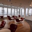 Im Haus, Mobiliar, Boden, Inneneinrichtung, Decke, Wand, Kaffeetisch, Armlehne, Halle, Vase, Empfangshalle, Warteraum, Deckenleuchte, Fenster, Tisch, Stuhl, Zimmer