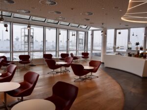 Im Haus, Mobiliar, Boden, Inneneinrichtung, Decke, Wand, Kaffeetisch, Armlehne, Halle, Vase, Empfangshalle, Warteraum, Deckenleuchte, Fenster, Tisch, Stuhl, Zimmer