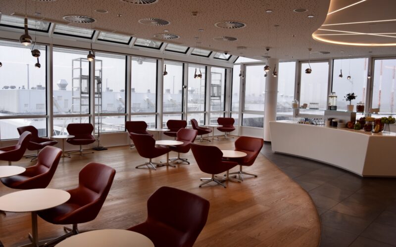 Im Haus, Mobiliar, Boden, Inneneinrichtung, Decke, Wand, Kaffeetisch, Armlehne, Halle, Vase, Empfangshalle, Warteraum, Deckenleuchte, Fenster, Tisch, Stuhl, Zimmer