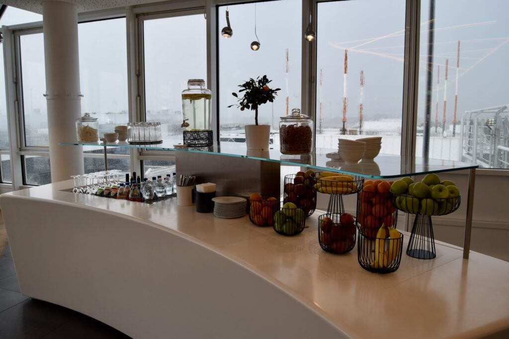 Vase, Im Haus, Mobiliar, Inneneinrichtung, Wand, Zimmerpflanze, Kaffeetisch, Tisch, Fenster, Boden, Design