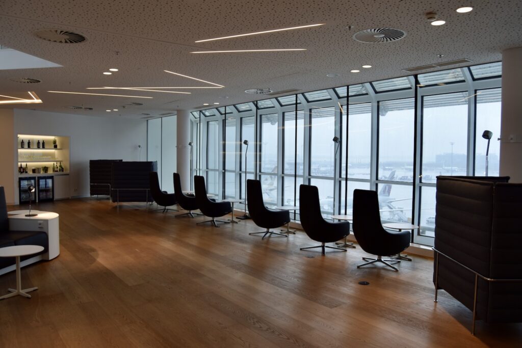 Im Haus, Mobiliar, Boden, Decke, Wand, Inneneinrichtung, Bürogebäude, Tisch, Fußboden, Bürostuhl, Stuhl, Fenster, Büro, Zimmer, Konferenzraum