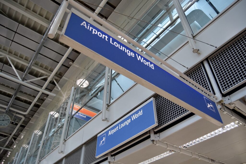 Gebäude, Text, Stahl, Aluminium, Bautechnik, Gewerbegebäude, Metall, Im Haus, Schild