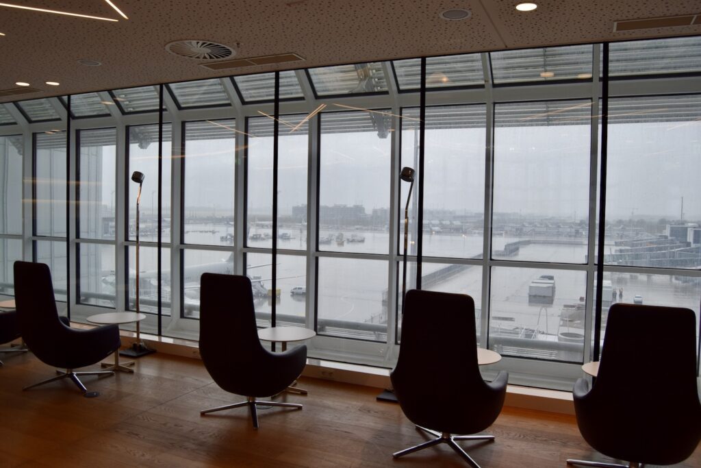 Mobiliar, Im Haus, Fenster, Boden, Bürogebäude, Gebäude, Bürostuhl, Inneneinrichtung, Armlehne, Fußboden, Stuhl, Wand, Decke, Zimmer, Büro