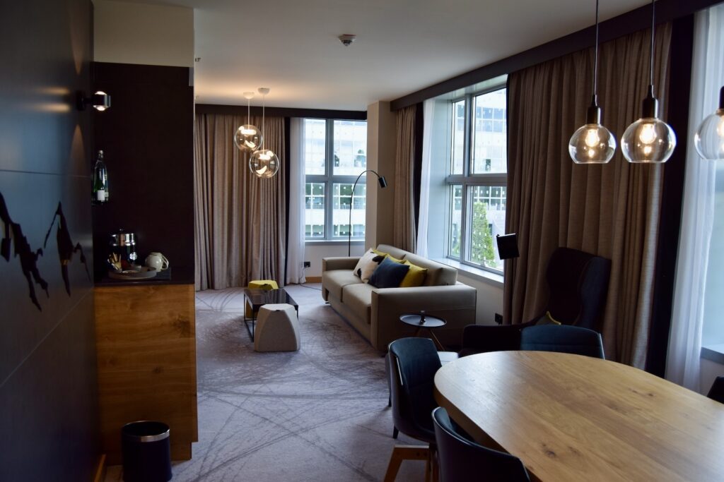Im Haus, Wand, Inneneinrichtung, Mobiliar, Zimmer, Boden, Fenster, Decke, Fußboden, Vorhang, Fensterausstattung, Hotel, Esstisch, Bude, Hartholz, Fensterabdeckung, Kaffeetisch, Haus, Laminatboden, Deckenleuchte, Holzboden, Möbel, Tisch, Wohnzimmer, Esszimmer, Stuhl