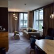 Im Haus, Wand, Inneneinrichtung, Mobiliar, Zimmer, Boden, Fenster, Decke, Fußboden, Vorhang, Fensterausstattung, Hotel, Esstisch, Bude, Hartholz, Fensterabdeckung, Kaffeetisch, Haus, Laminatboden, Deckenleuchte, Holzboden, Möbel, Tisch, Wohnzimmer, Esszimmer, Stuhl