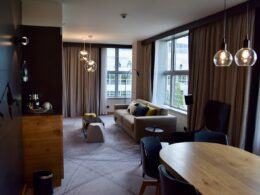 Im Haus, Wand, Inneneinrichtung, Mobiliar, Zimmer, Boden, Fenster, Decke, Fußboden, Vorhang, Fensterausstattung, Hotel, Esstisch, Bude, Hartholz, Fensterabdeckung, Kaffeetisch, Haus, Laminatboden, Deckenleuchte, Holzboden, Möbel, Tisch, Wohnzimmer, Esszimmer, Stuhl