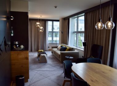 Im Haus, Wand, Inneneinrichtung, Mobiliar, Zimmer, Boden, Fenster, Decke, Fußboden, Vorhang, Fensterausstattung, Hotel, Esstisch, Bude, Hartholz, Fensterabdeckung, Kaffeetisch, Haus, Laminatboden, Deckenleuchte, Holzboden, Möbel, Tisch, Wohnzimmer, Esszimmer, Stuhl