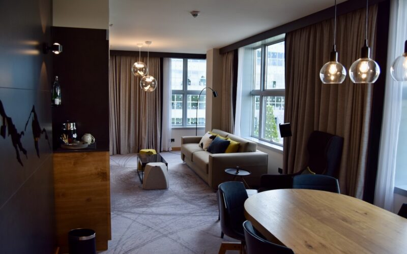 Im Haus, Wand, Inneneinrichtung, Mobiliar, Zimmer, Boden, Fenster, Decke, Fußboden, Vorhang, Fensterausstattung, Hotel, Esstisch, Bude, Hartholz, Fensterabdeckung, Kaffeetisch, Haus, Laminatboden, Deckenleuchte, Holzboden, Möbel, Tisch, Wohnzimmer, Esszimmer, Stuhl