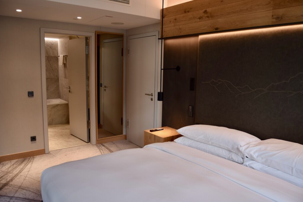 Im Haus, Wand, Inneneinrichtung, Bettdecke, Bettwäsche, Matratze, Bettrahmen, Bettbezug, Leinenstoffe, Kissen, Suite, Eigentum, Mobiliar, Boutique-Hotel, Tür, Zimmer, Decke, Schlafzimmer, Boden, Hotel, Bett