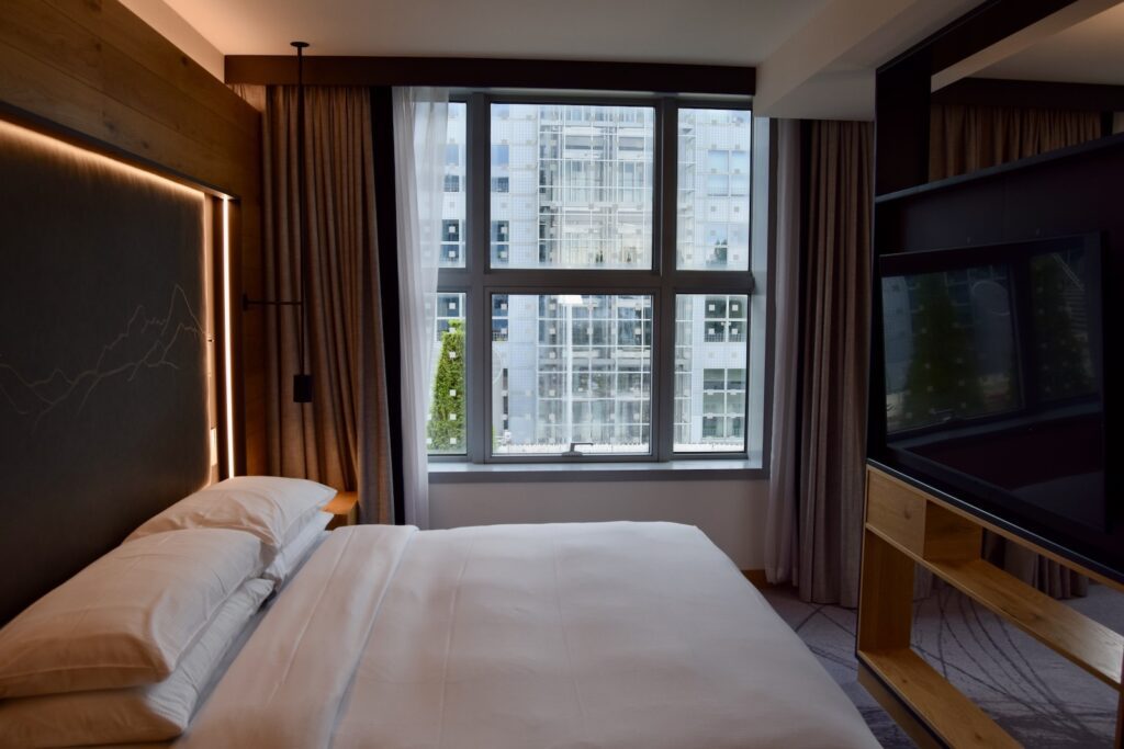 Im Haus, Inneneinrichtung, Fenster, Wand, Bett, Mobiliar, Kissen, Vorhang, Hotel, Fensterausstattung, Fensterabdeckung, Bude, Matratze, Boden, Groß, Zimmer, Decke