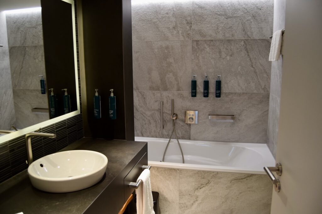 Im Haus, Wand, Installationszubehör, Badezimmerzubehör, Hahn, Wasserleitung, Badewanne, Kachel, Badezimmer, Spiegel, Marmor, Waschbecken, Zimmer, Hotel, Wasserbecken, Toilette, Dusche