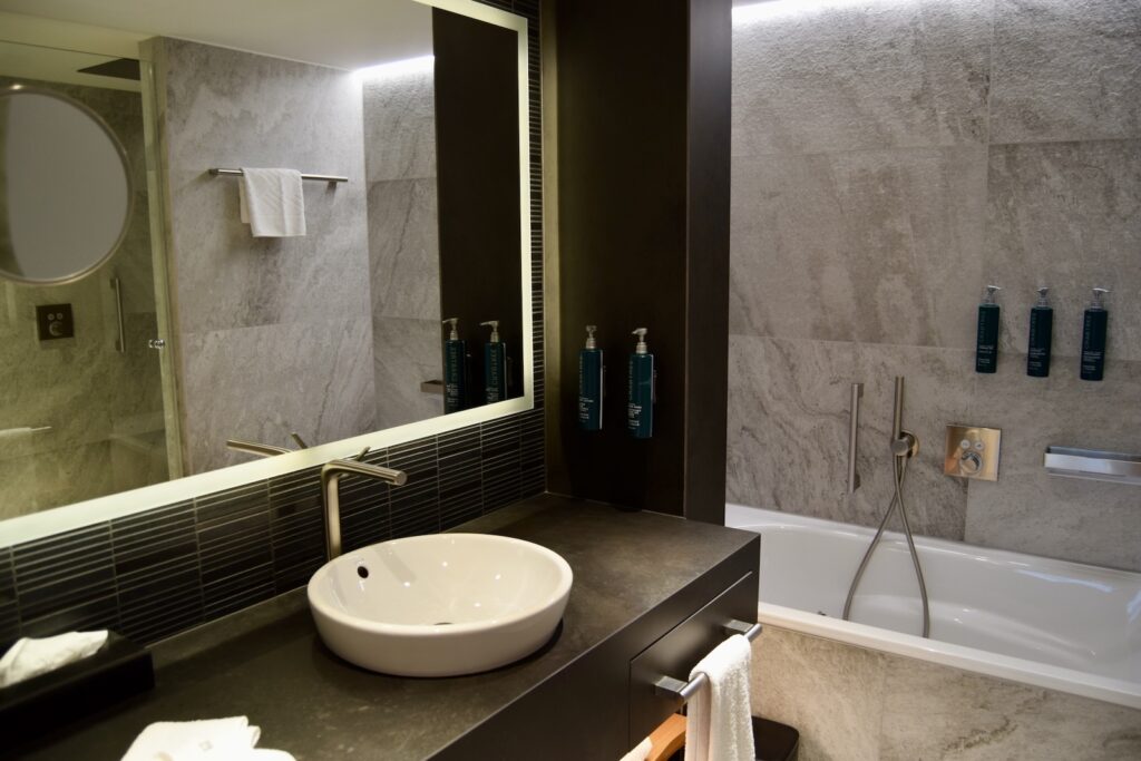 Im Haus, Wand, Installationszubehör, Badezimmerzubehör, Hahn, Kachel, Badezimmer, Wasserleitung, Badewanne, Bidet, Badezimmerschrank, Waschbecken, Zimmer, Spiegel, Toilette, Dusche, Hotel