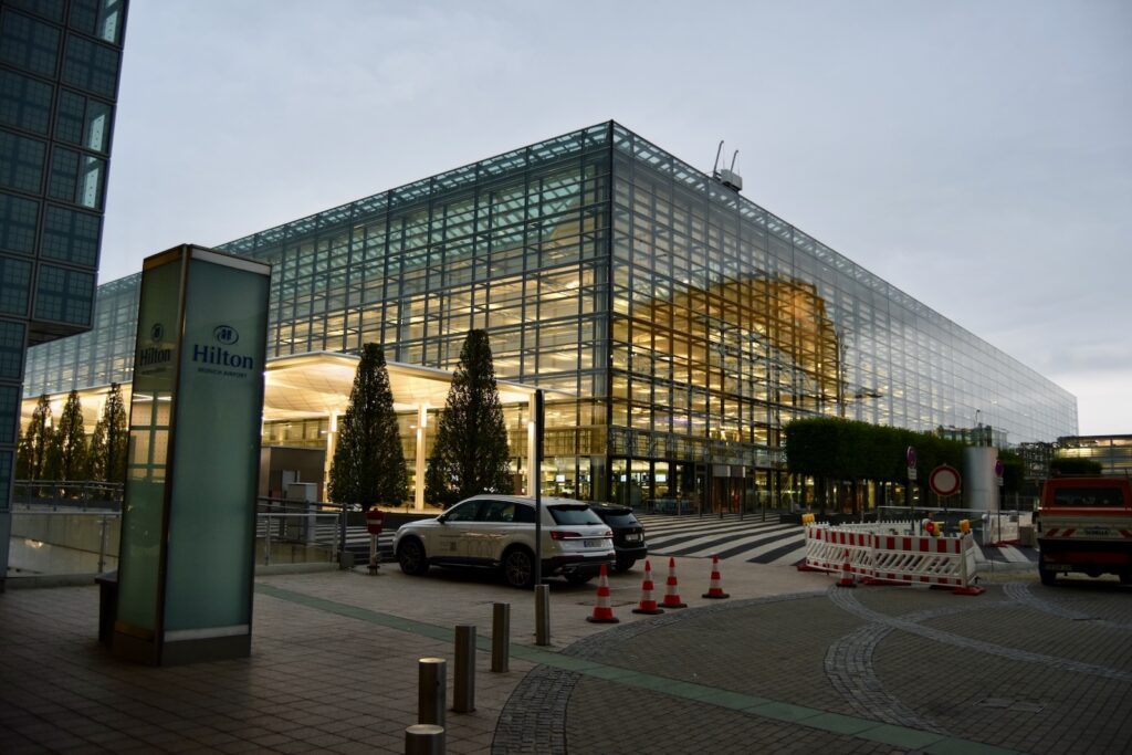 draußen, Himmel, Landfahrzeug, Fahrzeug, Gewerbegebäude, Mischnutzung, Auto, Stadtzentrum, Metropolregion, Straße, Metropole, Stadtgebiet, Gebäude, Stadt, Architektur
