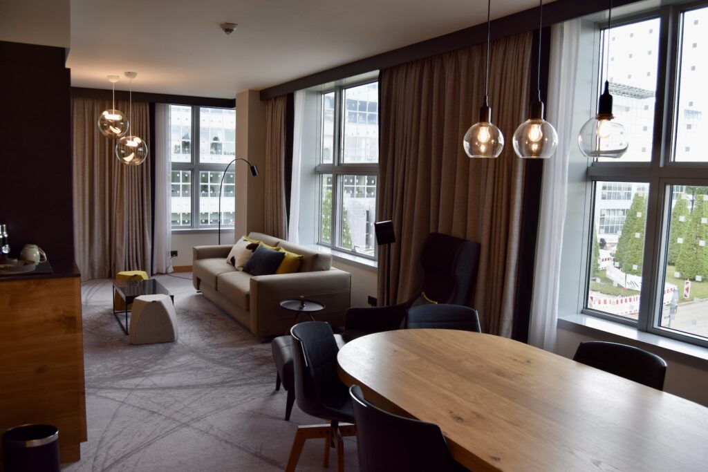 Im Haus, Inneneinrichtung, Mobiliar, Fenster, Tisch, Wand, Boden, Zimmer, Stuhl, Fensterausstattung, Vorhang, Fensterabdeckung, Bude, Fußboden, Kaffeetisch, Möbel, Wohnzimmer, Decke, Hartholz, Laminatboden, Haus, Esstisch, Holzboden, Couch, Hotel