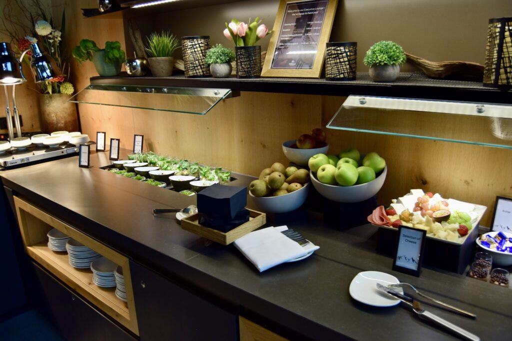 Im Haus, Arbeitsfläche, Wand, Lebensmittelgruppe, Frucht, Gemüse, Möbel, Küchengerät, Schüssel, Küche, Essen, Tisch