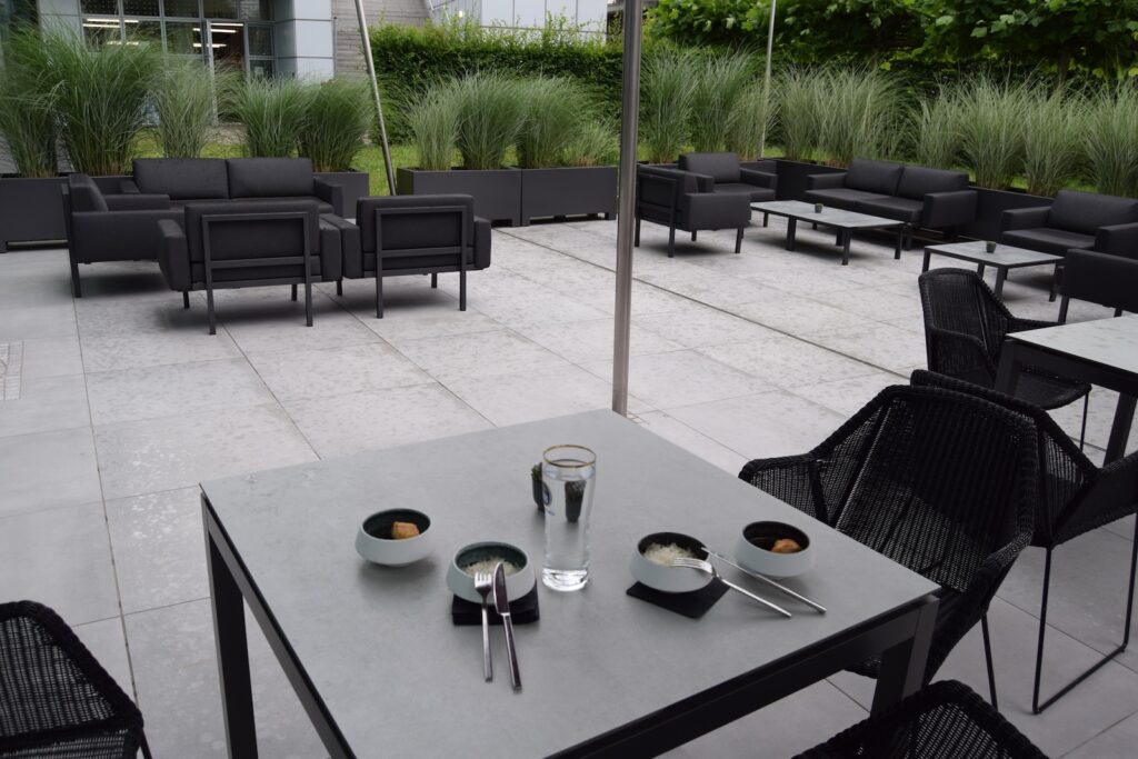 Mobiliar, Kaffeetisch, Esstisch, Außentisch, Geschirr, Pflanze, Tisch, Hinterhof, Außenmöbel, Restaurant, draußen, Armlehne, Sitzen, Stuhl, Boden, Essen, Gelände