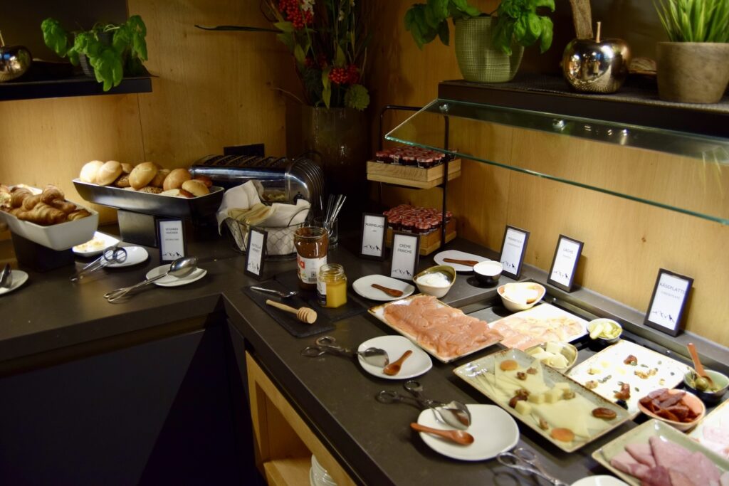Im Haus, Mahlzeit, Fastfood, Geschirr, Wand, Snack, Essen, Kulinarik, Brunch, Platte, Buffet, Tisch, Küche, Restaurant
