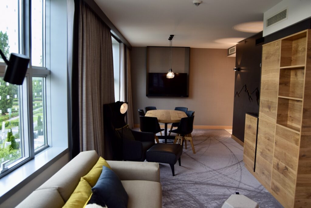 Im Haus, Inneneinrichtung, Wand, Boden, Fenster, Couch, Bude, Studiocouch, Fußboden, Bettsofa, Stuhl, Kaffeetisch, Fensterausstattung, Kleines Sofa, Wohnzimmer, Haus, Armlehne, Fensterabdeckung, Decke, Vorhang, Kissen, Penthouse, Eigentum, Hotel, Tür, Clubsessel, Zimmer, Wohnung, Mobiliar