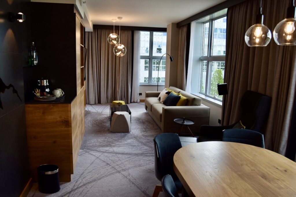 Im Haus, Inneneinrichtung, Wand, Tisch, Boden, Zimmer, Fenster, Vorhang, Kaffeetisch, Fußboden, Fensterausstattung, Bude, Haus, Hotel, Fensterabdeckung, Hartholz, Spiegel, Möbel, Decke, Laminatboden, Vase, Lampenschirm, Esstisch, Couch, Wohnzimmer, Stuhl, Mobiliar