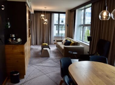 Im Haus, Inneneinrichtung, Wand, Tisch, Boden, Zimmer, Fenster, Vorhang, Kaffeetisch, Fußboden, Fensterausstattung, Bude, Haus, Hotel, Fensterabdeckung, Hartholz, Spiegel, Möbel, Decke, Laminatboden, Vase, Lampenschirm, Esstisch, Couch, Wohnzimmer, Stuhl, Mobiliar