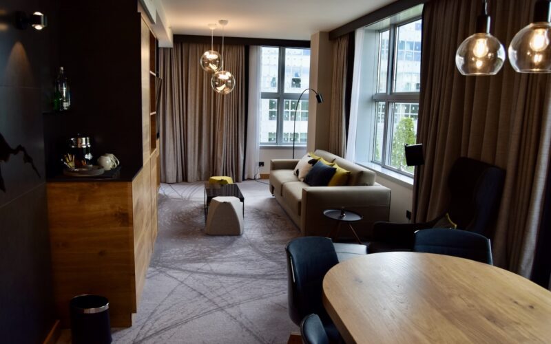 Im Haus, Inneneinrichtung, Wand, Tisch, Boden, Zimmer, Fenster, Vorhang, Kaffeetisch, Fußboden, Fensterausstattung, Bude, Haus, Hotel, Fensterabdeckung, Hartholz, Spiegel, Möbel, Decke, Laminatboden, Vase, Lampenschirm, Esstisch, Couch, Wohnzimmer, Stuhl, Mobiliar