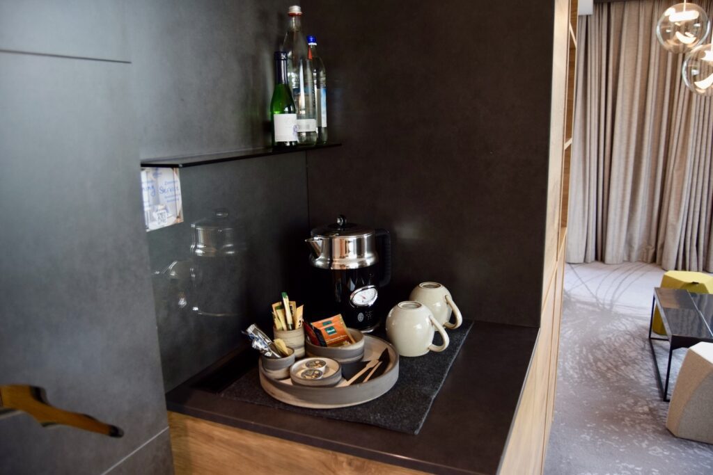 Im Haus, Wand, Flasche, Mobiliar, Waschbecken, Arbeitsfläche, Möbel, Vase, Inneneinrichtung, Küche, Boden, Tisch