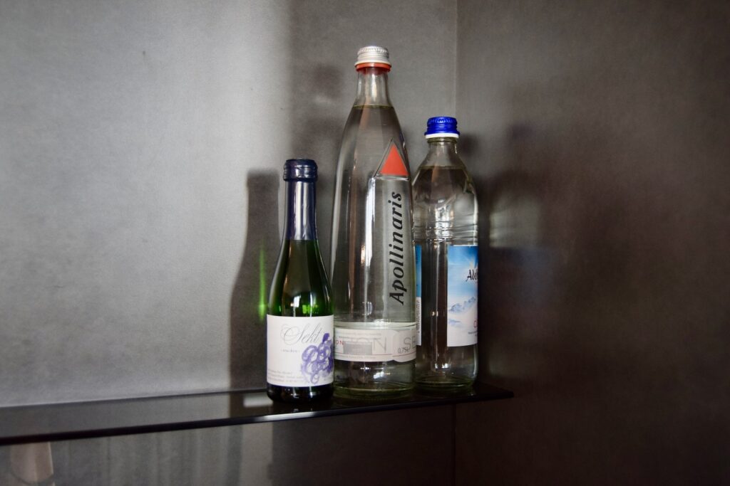 Im Haus, Glasflasche, Wand, Drink, Alkoholisches Getränk, Lösung, Alkohol, Flasche, Regal