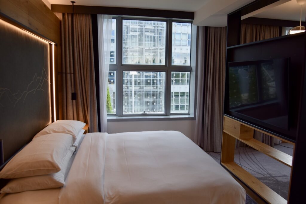Im Haus, Wand, Inneneinrichtung, Fenster, Kissen, Hotel, Mobiliar, Matratze, Bettwäsche, Bett, Vorhang, Leinenstoffe, Bettdecke, Fensterausstattung, Fensterabdeckung, Bettbezug, Bettrahmen, Suite, Fernsehen, Zimmer, Boden, Schlafzimmer, Urlaub