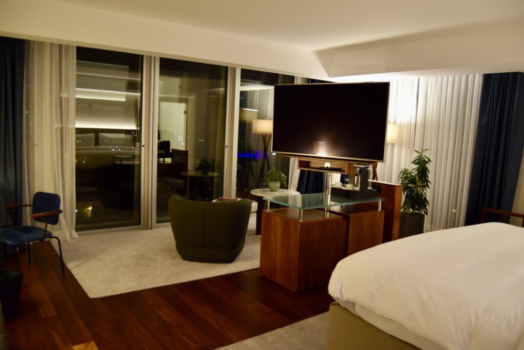 Im Haus, Wand, Inneneinrichtung, Mobiliar, Zimmer, Boden, Szene, Bett, Kissen, Vorhang, Decke, Möbel, Fensterausstattung, Fußboden, Fensterabdeckung, Suite, Leinenstoffe, Schlafzimmer, Tisch, Fenster, Haus, Bettdecke, Bude, Kommode, Bettwäsche, Nachttisch, Matratze, Schublade, Boutique-Hotel, Vase, Bettbezug, Lampenschirm, Penthouse, Eigentum, Stuhl, Hotel, Fernsehen, Groß, Wohnung, Unterkunft