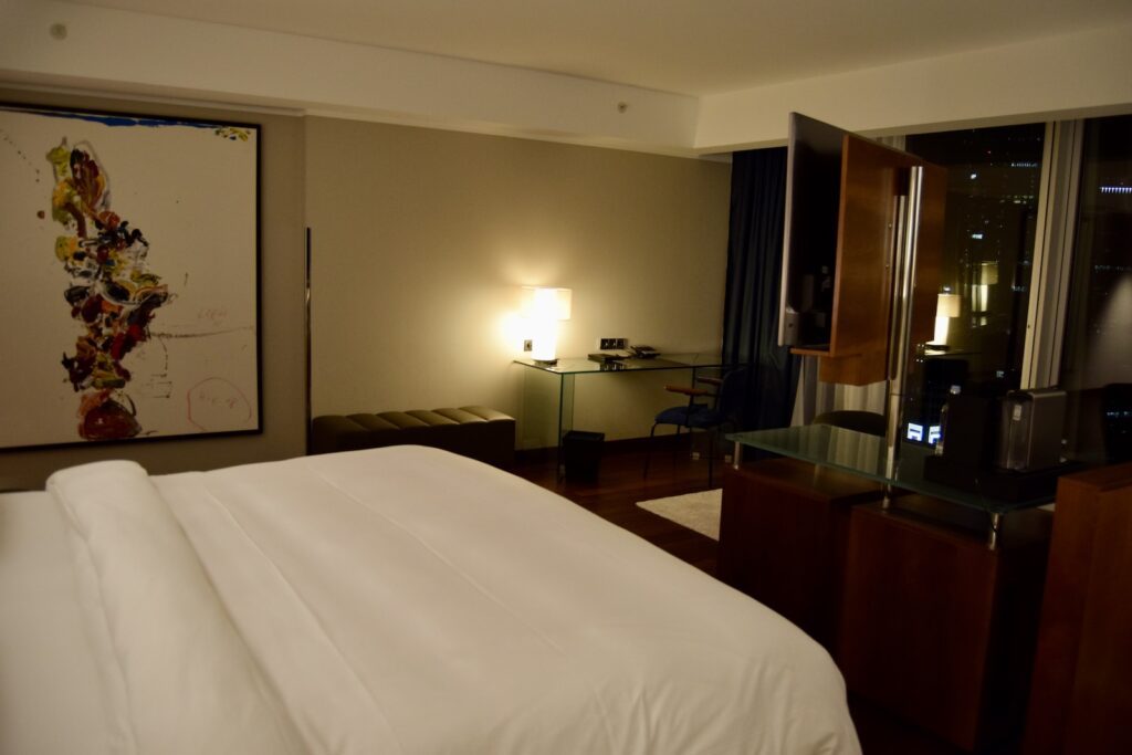 Im Haus, Wand, Inneneinrichtung, Zimmer, Mobiliar, Bettdecke, Bettwäsche, Bett, Leinenstoffe, Bettbezug, Matratze, Bettrahmen, Schlafzimmer, Nachttisch, Vase, Lampenschirm, Spiegel, Suite, Decke, Hotel, Boutique-Hotel, Lampe, Möbel, Kommode, Fensterausstattung, Boden, Urlaub