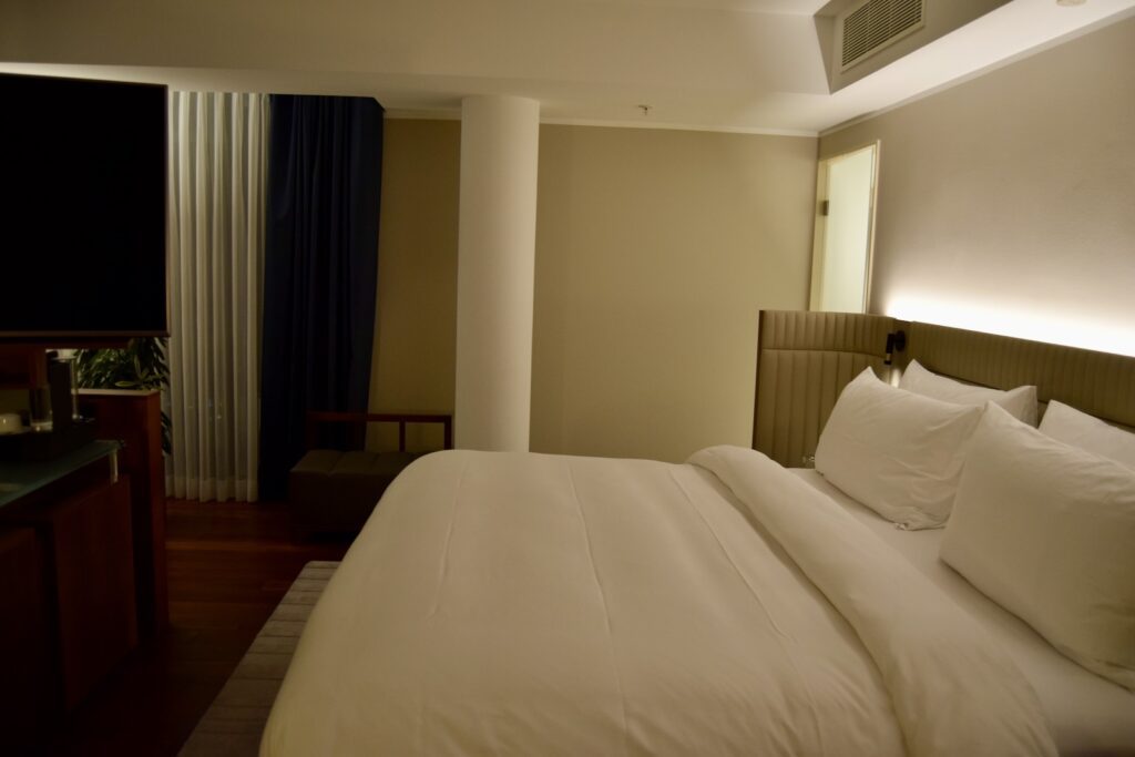 Im Haus, Wand, Inneneinrichtung, Mobiliar, Kissen, Bettwäsche, Bettdecke, Zimmer, Bettbezug, Matratze, Leinenstoffe, Bett, Bettrahmen, Schlafzimmer, Suite, Nachttisch, Lampenschirm, Boutique-Hotel, Fensterausstattung, Vorhang, Fensterabdeckung, Hotel, Tisch, Lampe, Bettbehang, Boden, Fenster, Decke, Urlaub, Hotelzimmer