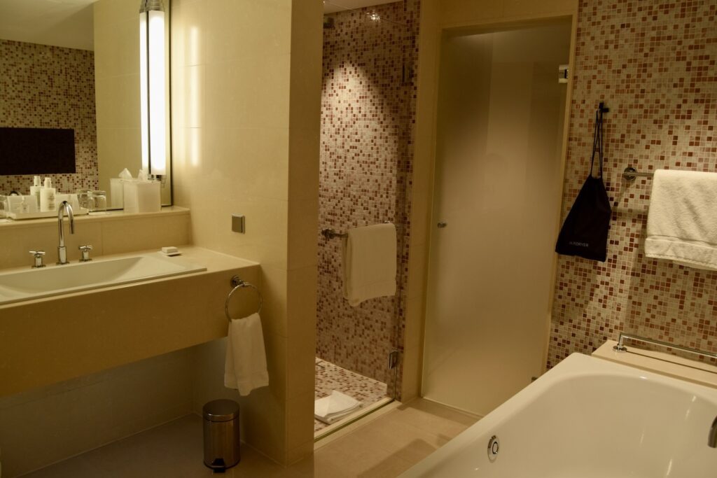 Im Haus, Wand, Installationszubehör, Badezimmerzubehör, Hahn, Wasserleitung, Badezimmer, Kachel, Waschbecken, Inneneinrichtung, Zimmer, Badezimmerschrank, Hotel, Arbeitsfläche, Duschvorhang, Spiegel, weiß, Dusche, Wanne, Badewanne, Boden, Toilette