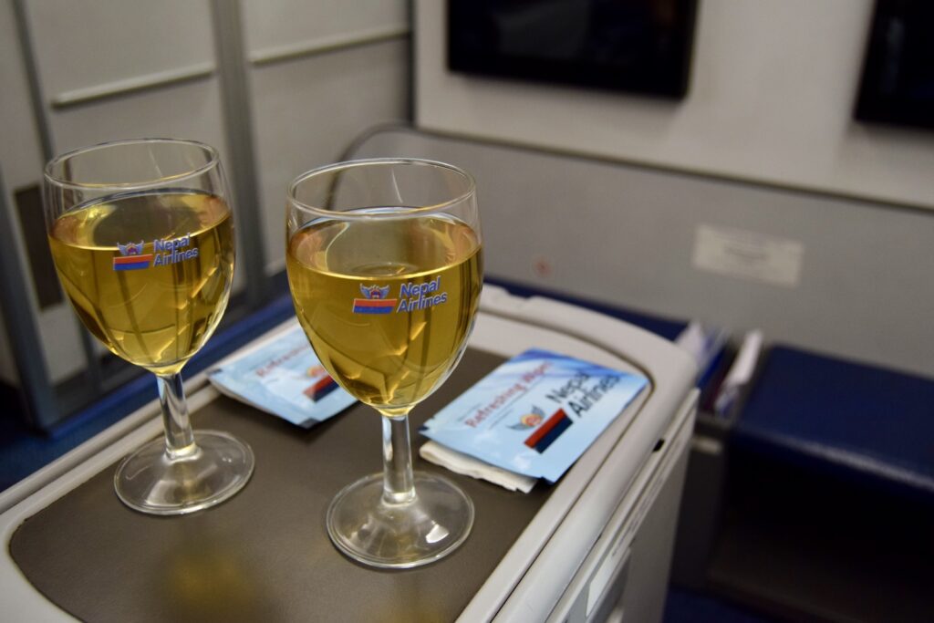 Drink, Stielglas, Barzubehör, Weinglas, Geschirr, Trinkgefäß, Alkoholisches Getränk, Wein, Champagnerstielgläser, Im Haus, Behälter, Tisch, Weißwein, transparentes Material, Destilliertes Getränk, Champagner, Dessertwein, Alkohol, Glas, Wand, Brille