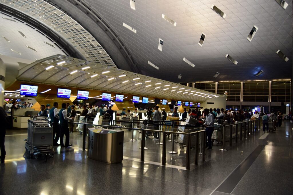 Decke, Im Haus, Flughafen, Empfangshalle, Person, Einkaufszentrum, Flughafenterminal, Menschen, Boden