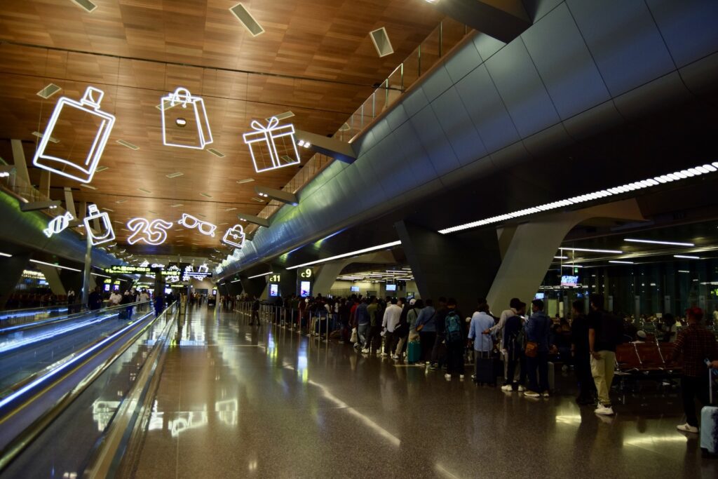 Decke, Gebäude, Flughafen, Menschen, Im Haus, Wartebereich, Person, Boden, Nacht, Zug