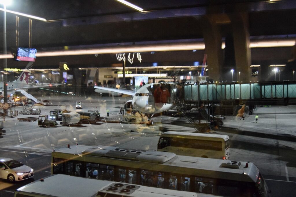 Gebäude, Fahrzeug, Flughafen, Platane Flugzeug Hobel, Flugzeug, Straße, Decke, Im Haus, draußen, Nacht