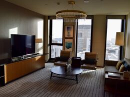 Im Haus, Wand, Boden, Inneneinrichtung, Fenster, Fußboden, Decke, Bude, Möbel, Couch, Tisch, Penthouse, Studiocouch, Kaffeetisch, Hartholz, Hotel, Fernsehen, Zimmer, Groß, Stuhl, Wohnzimmer, Mobiliar, Haus, Wohnung