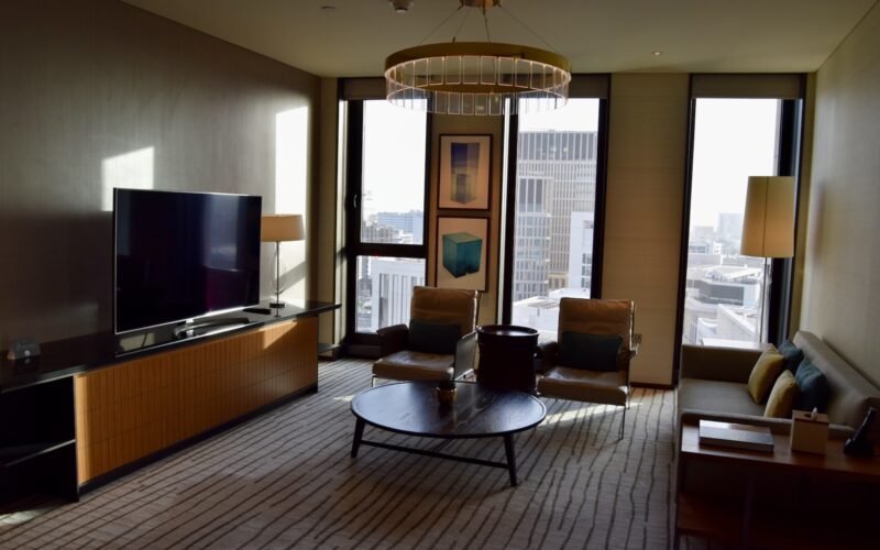 Im Haus, Wand, Boden, Inneneinrichtung, Fenster, Fußboden, Decke, Bude, Möbel, Couch, Tisch, Penthouse, Studiocouch, Kaffeetisch, Hartholz, Hotel, Fernsehen, Zimmer, Groß, Stuhl, Wohnzimmer, Mobiliar, Haus, Wohnung