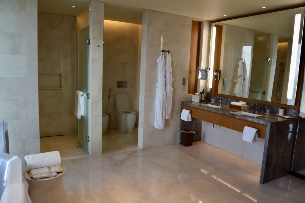 Im Haus, Wand, Boden, Installationszubehör, Inneneinrichtung, Kachel, Badezimmerzubehör, Fußboden, Hotel, Hahn, Arbeitsfläche, Wasserleitung, Badezimmer, Badewanne, Eigentum, Decke, Waschbecken, Spiegel, Toilette, Zimmer, Dusche