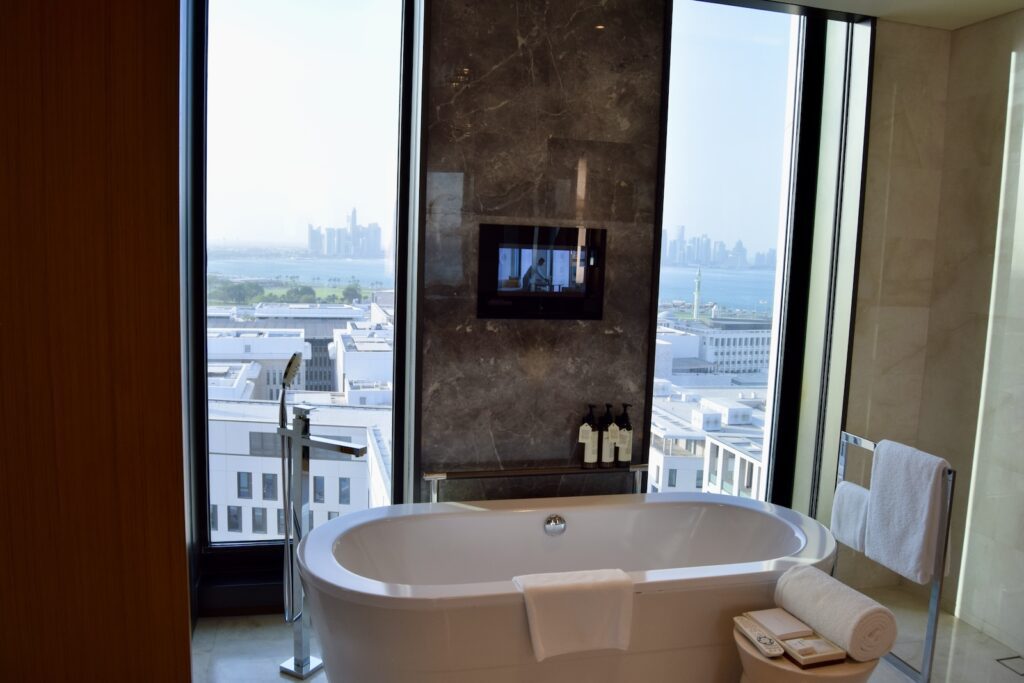 Wand, Im Haus, Fenster, Installationszubehör, Hahn, Badezimmer, Spiegel, Badezimmerzubehör, Wanne, Dusche, Haus, Badewanne, Hotel, Groß, Zimmer