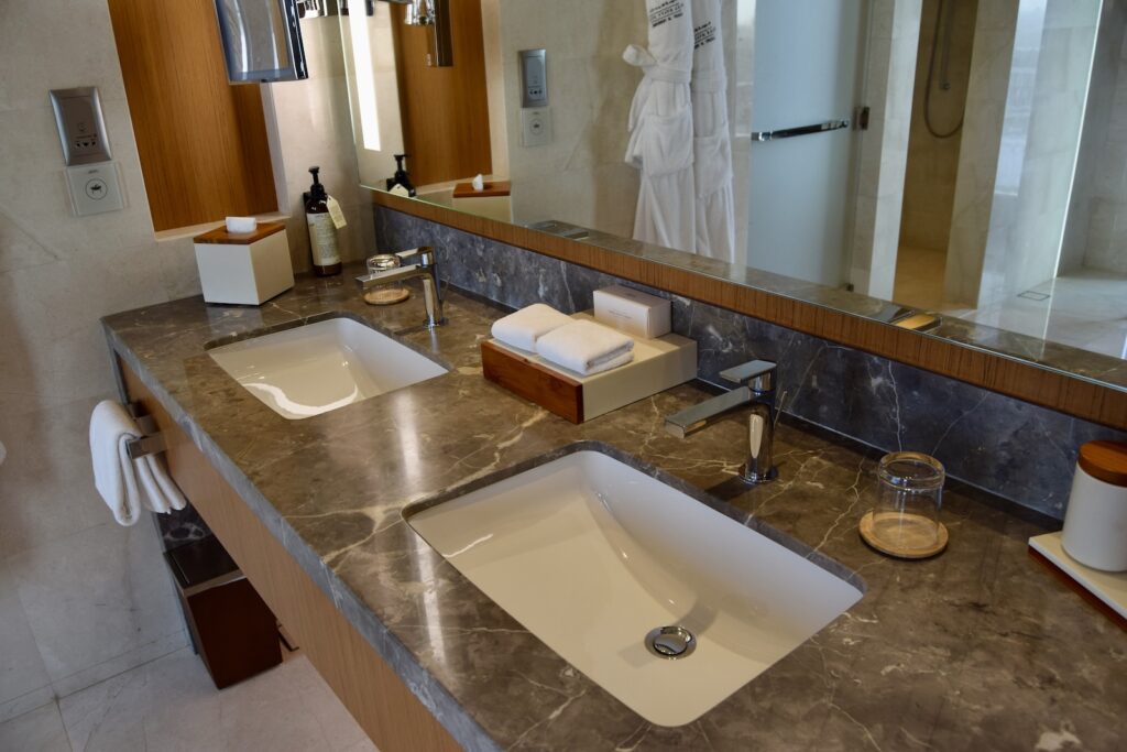 Im Haus, Installationszubehör, Wand, Badezimmerzubehör, Hahn, Wasserleitung, Kachel, Badewanne, Arbeitsfläche, Spiegel, Dusche, Badezimmer, Waschbecken, Boden, Toilette, Hotel