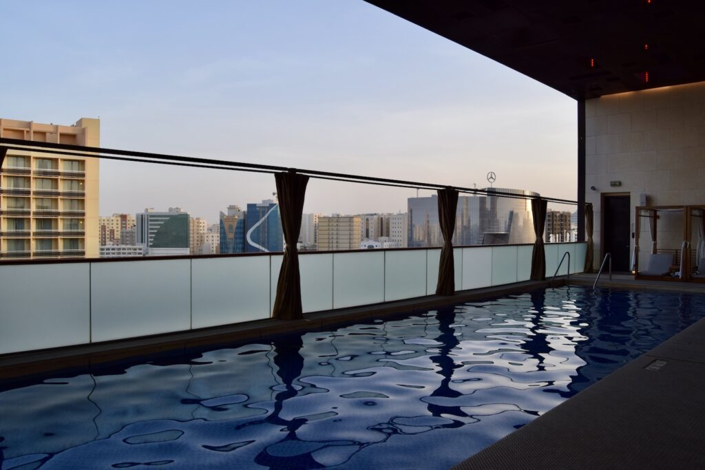 Gebäude, Himmel, Wasser, Schwimmbecken, draußen, Pool, Spiegelung, Architektur