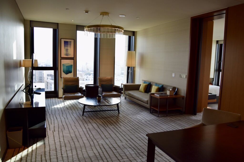 Im Haus, Boden, Wand, Inneneinrichtung, Fußboden, Decke, Hotel, Fenster, Zimmer, Kaffeetisch, Bude, Couch, Studiocouch, Hartholz, Penthouse, Laminatboden, Holzboden, Tisch, Wohnzimmer, Stuhl, Mobiliar, Groß, Wohnung, Haus