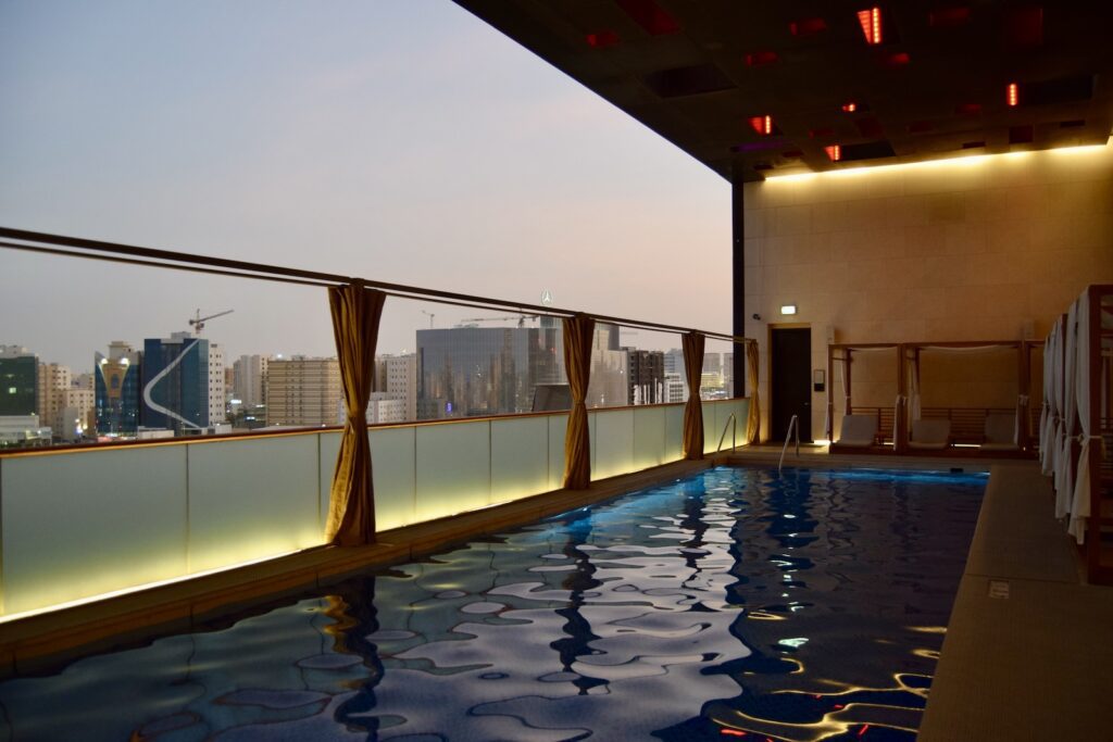 Schwimmbecken, Himmel, Wasser, Gebäude, Pool, draußen, Boden, Im Haus