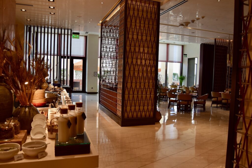 Im Haus, Vase, Inneneinrichtung, Boden, Kaffeetisch, Wand, Vorhang, Empfangshalle, Stuhl, Esstisch, Tisch, Zimmer, Fenster, Decke, Mobiliar, Essen, Hotel