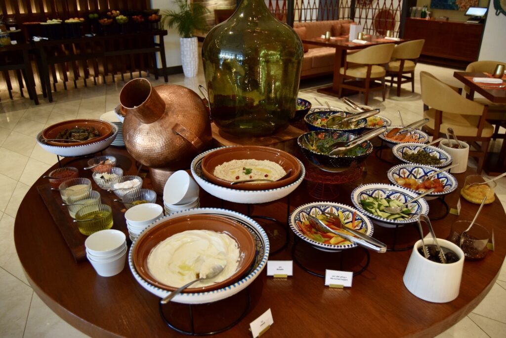 Tisch, Geschirr, Essen, Mahlzeit, Im Haus, Platte, Teller, Abendessen, Brunch, Mobiliar, Mahl, Serviergeschirr, Esstisch, Mittagessen, Restaurant, Schüssel, Boden, Bankett, Buffet, Vielfalt