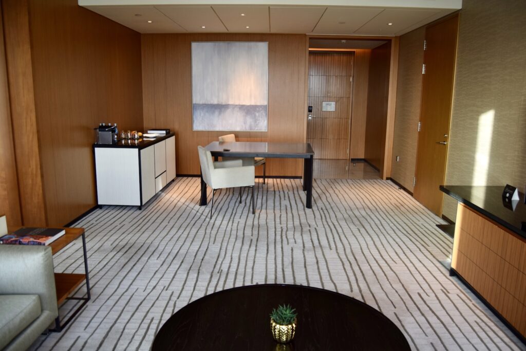 Im Haus, Boden, Wand, Inneneinrichtung, Fußboden, Decke, Möbel, Tisch, Hotel, Kaffeetisch, Penthouse, Zimmer, Mobiliar, Stuhl