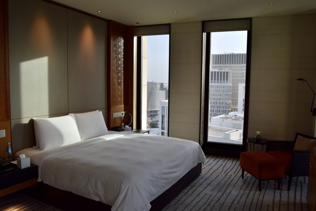 Im Haus, Wand, Inneneinrichtung, Bett, Zimmer, Szene, Mobiliar, Kissen, Bettwäsche, Bettdecke, Leinenstoffe, Matratze, Bettbezug, Bettrahmen, Suite, Boden, Fensterausstattung, Fensterabdeckung, Boutique-Hotel, Fenster, Schlafzimmer, Nachttisch, Fußboden, Bettbehang, Eigentum, Lampenschirm, Vorhang, Penthouse, Hotel, Decke, Groß, Unterkunft, Urlaub