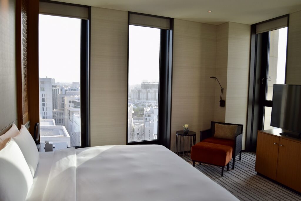 Im Haus, Wand, Inneneinrichtung, Mobiliar, Zimmer, Bett, Fenster, Kissen, Fensterausstattung, Leinenstoffe, Penthouse, Fensterabdeckung, Matratze, Suite, Bettwäsche, Tisch, Vorhang, Bettdecke, Bettbezug, Boden, Boutique-Hotel, Eigentum, Bettrahmen, Schlafzimmer, Hotel, Groß, Wohnung, Decke, Urlaub